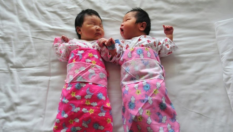 Deux bébés chinois dans une maternité le 1er décembre 2008 à Pékin
