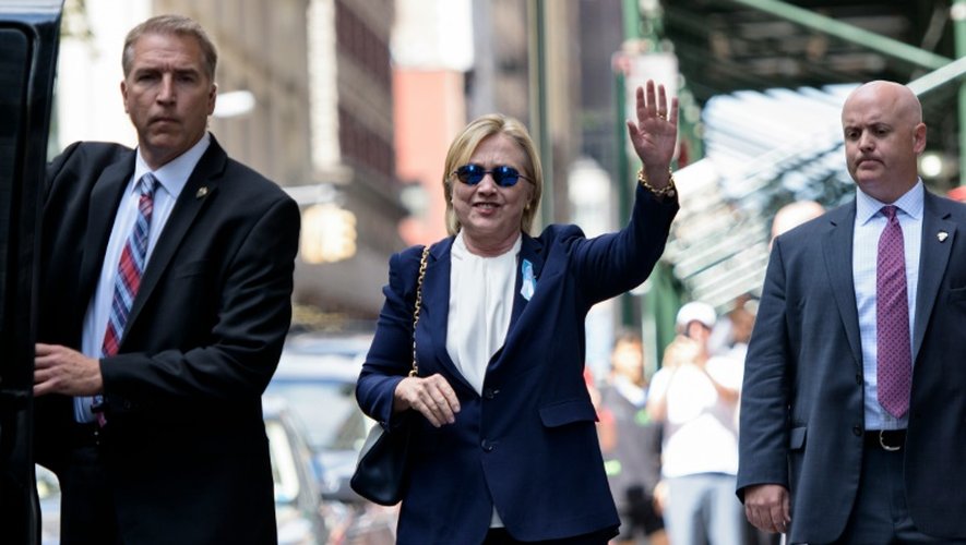 Hillary Clinton sort de l'appartement de sa fille où elle s'est reposée après un malaise, le 11 septembre 2016 à New York