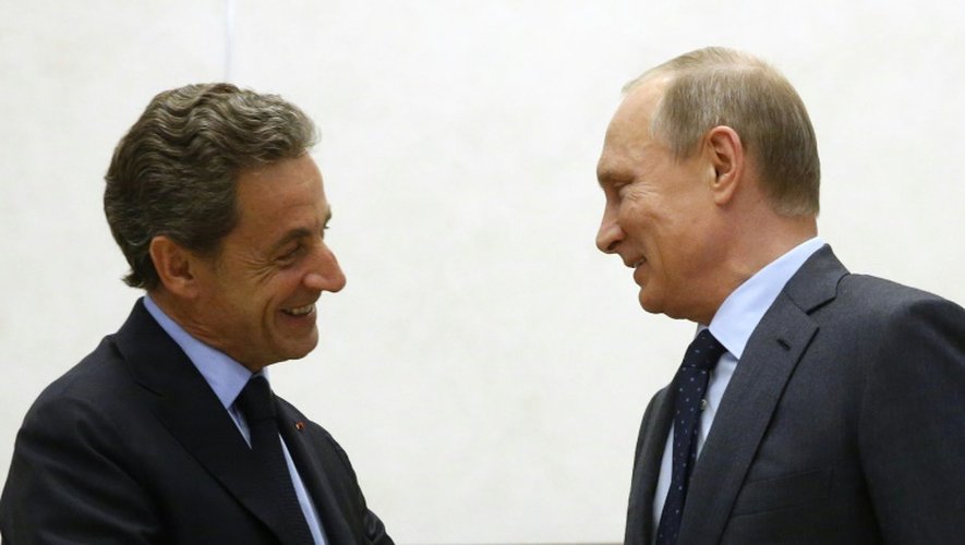 Le président russe, Vladimir Poutine (d), et l'ex-président français, Nicolas Sarkozy, le 29 octobre 2015 à Moscou