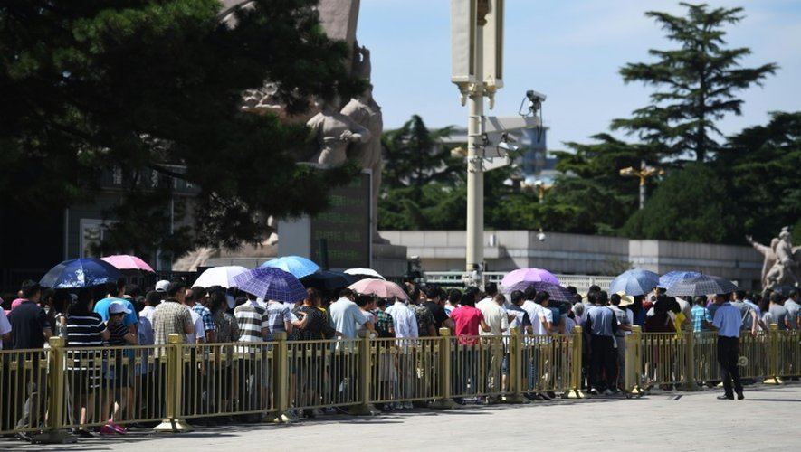Des Chinois font la queue devant le Mausolée Mao Tsé-toung le 9 septembre 2016 à Pékin