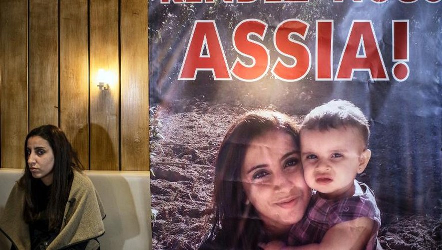 Meriam Rhaiem le 22 mars 2014 à Lyon appelant les autorités françaises à reconnaître l'enlèvement de sa fille de 18 mois par son père