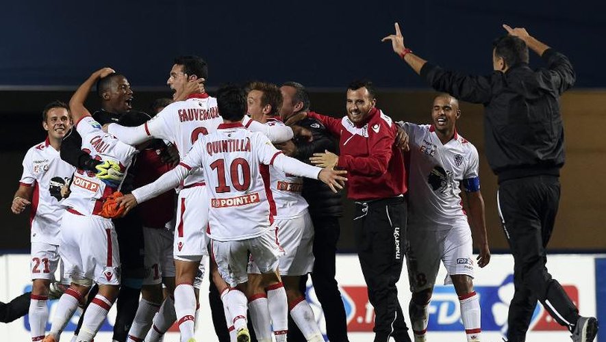 Les joueurs d'Ajaccio fêtent leur qualification aux dépens de Montpellier à l'issue du 16e de finale disputé le 28 octobre 2014 à l'Altrad stadium