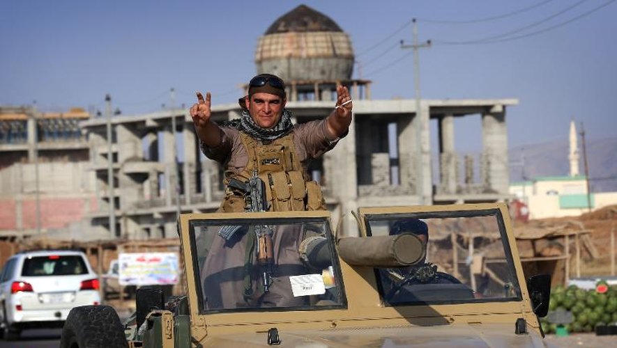 Des combattants peshmergas kurdes quittent leur base irakienne d'Erbil pour aller défendre la ville syrienne de Kobané, le 28 octobre 2014
