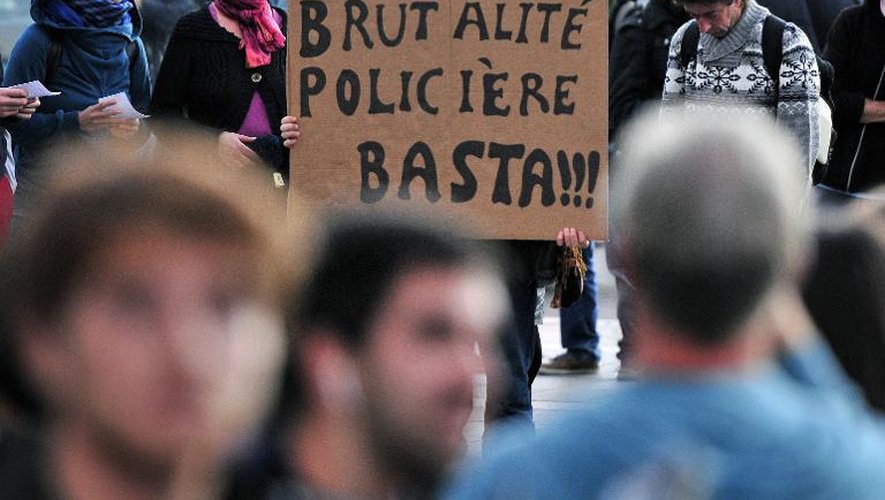 Des manifestants anti-aéroport Notre-Dame-des-Landes rendent hommage à Rémi Fraisse décédé lors d'altercations avec des policiers à Sivens, le 27 octobre 2014 à Nantes