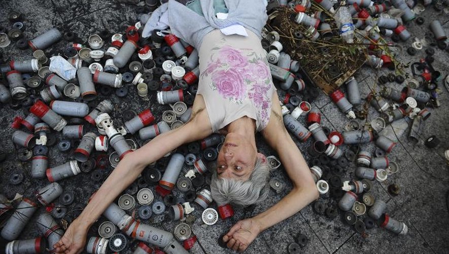 Un manifestant devant la préfecture d'Albi, couché sur les restes de bombes lacrymogènes, le 27 octobre 2014