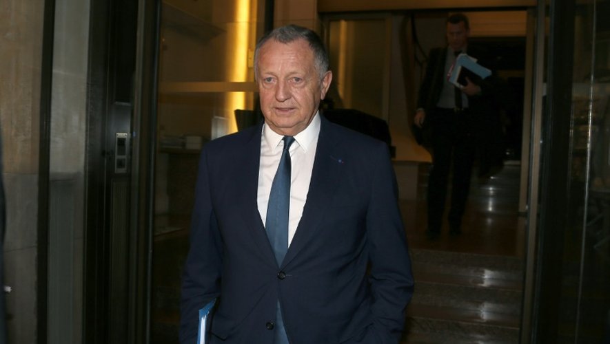Le président de l'Olympique Lyonnais Jean-Michel Aulas quitte les locaux de la Ligue de football professionnel à Paris, où il a été entendu par la commission de discipline, le 29 octobre 2015