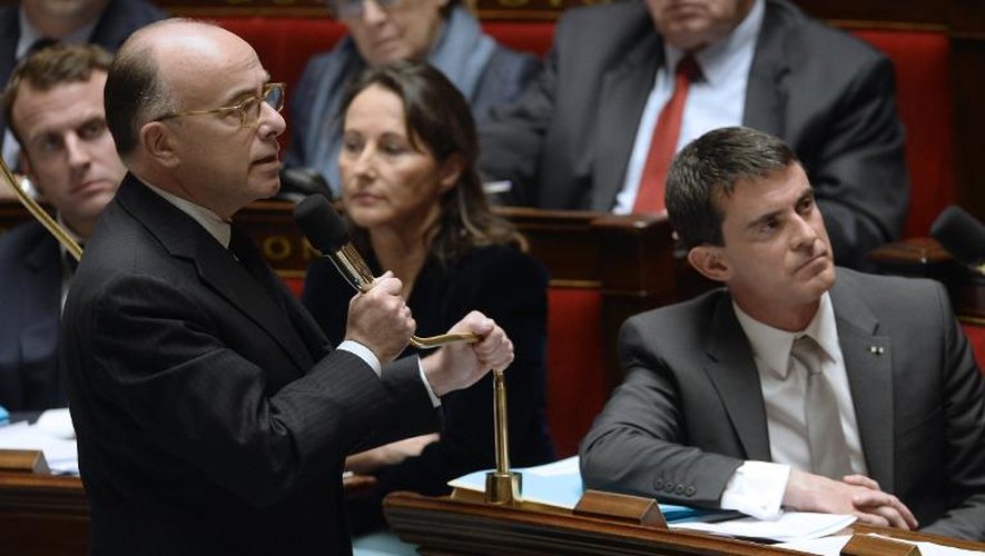 Le ministre de l'Intérieur Bernard Cazeneuve (g) aux côtés du Premier ministre Manuel Valls à l'Assemblée nationale, le 28 octobre 2014