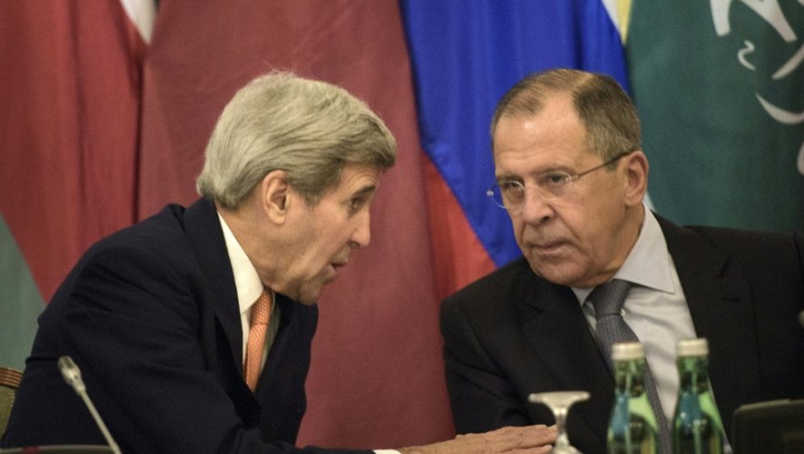 Le secrétaire d'Etat américain John Kerry (g) et son homologue russe Sergueï Lavrov, le 30 octobre 2015 à Vienne lors des discussions sur le conflit syrien