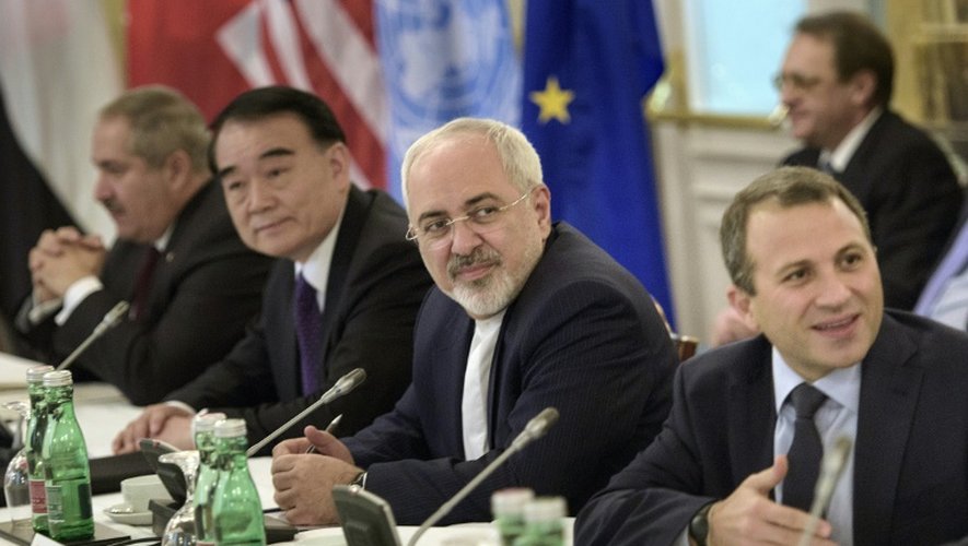 Le vice-ministre chinois des Affaires étrangères Li Baodong (2e g) et le chef de la diplomatie iranienne Mohammad Javad Zarif (2e d), le 30 octobre 2015 à Vienne
