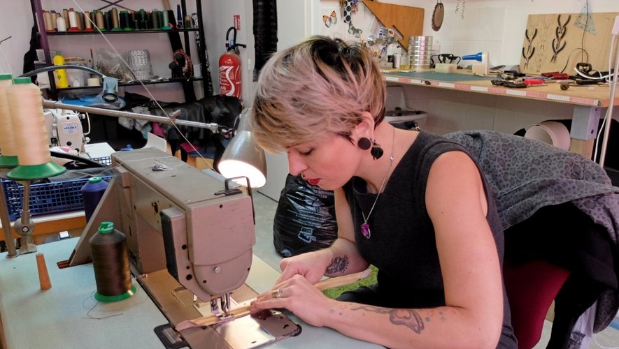 Arrivée d’Avignon début juillet, Caroline Boyer a posé dans son atelier ses machines à coudre et ses modèles pour exercer à plein-temps son métier de styliste.