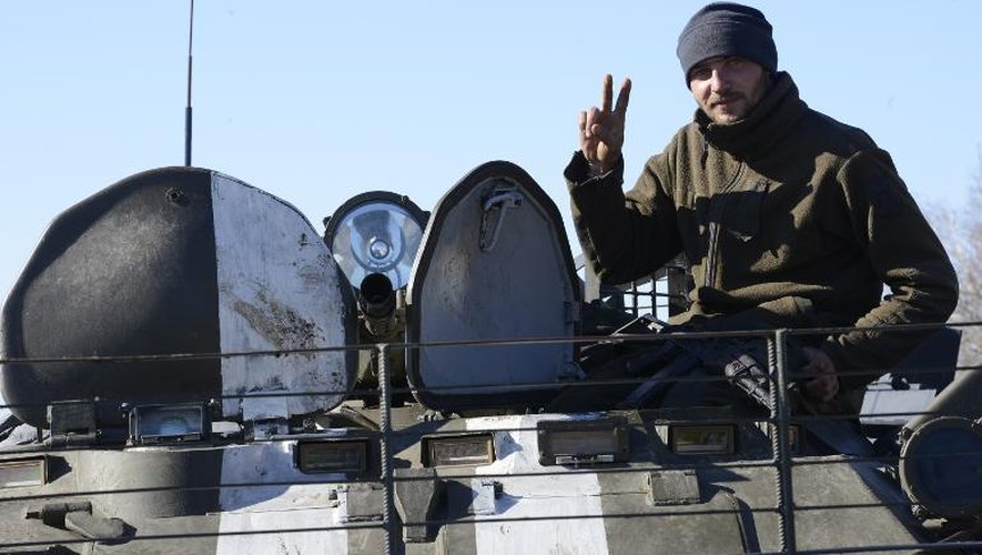 Un soldat ukrainien fait le signe de la victoire sur son char à l'entrée du village de Pavlopil dans la région de Donetsk, le 28 octobre 2014