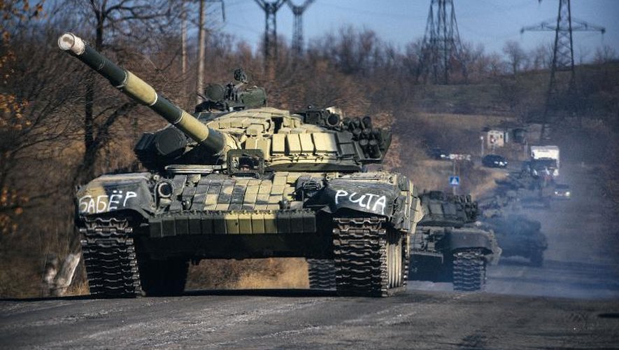 Une colonne de chars prorusses se déplace vers la ville de Krasnyi dans la région de Lougansk, le 28 octobre 2014