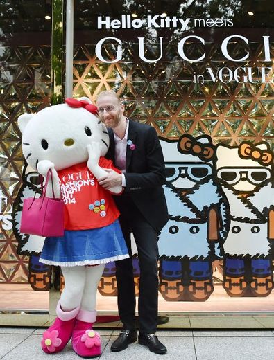 Hello Kitty et le président de Gucci Japon, Matteo Mascazzini devant une boutique de la marque italienne le 6 septembre 2014 à Tokyo