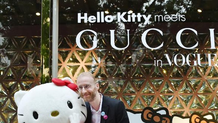 Hello Kitty et le président de Gucci Japon, Matteo Mascazzini devant une boutique de la marque italienne le 6 septembre 2014 à Tokyo