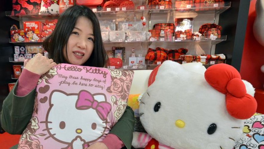 Kazumi Kaminaga, 51 ans, dans la boutique Sanrio de Tokyo, le 17 octobre 2014