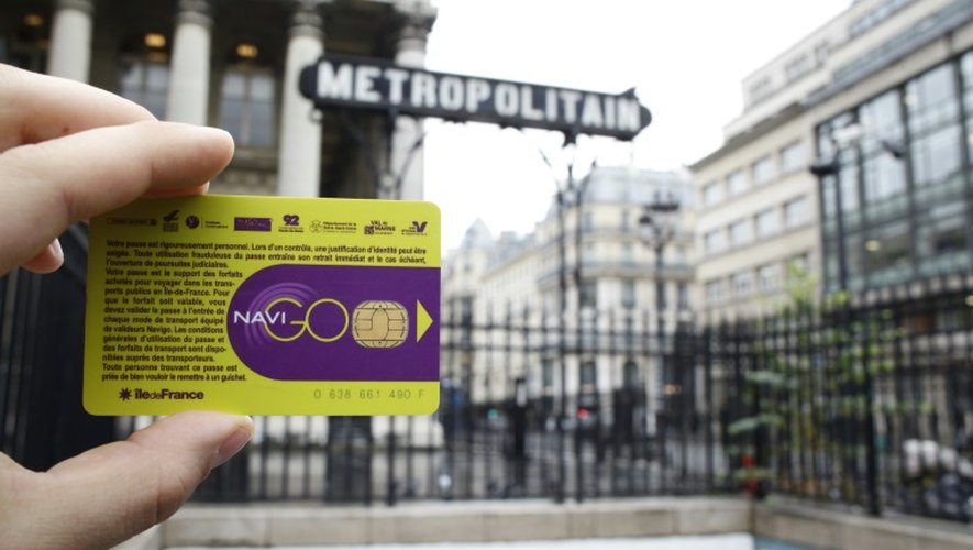 Un pass Navigo présenté le 10 décembre 2014 à Paris par son utilisateur