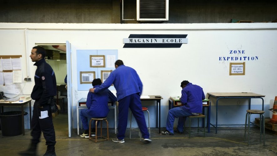 Des détenus dans un atelier de formation le 29 octobre 2015 à la maison d'arrêt de Fleury-Mérogis