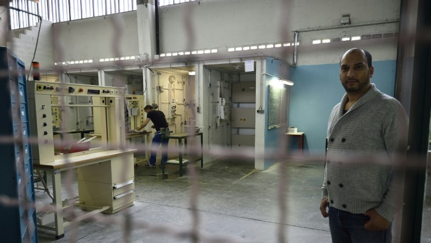 Un instructeur sruveille un détenu dans un atelier de formation le 29 octobre 2015 à la maison d'arrêt de Fleury-Mérogis