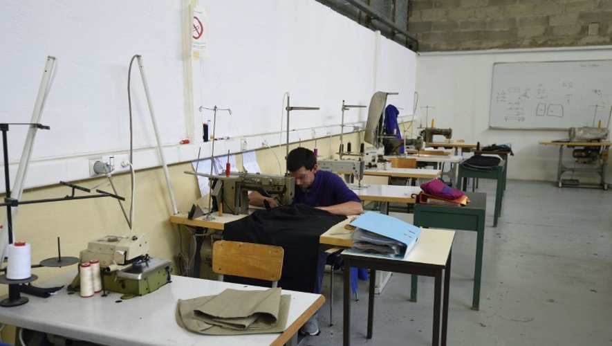 Un détenu dans un atelier de couture le 29 octobre 2015 à la maison d'arrête de Fleury-Mérogis