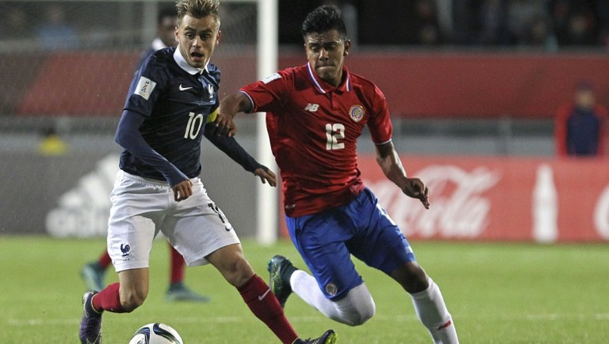 Le Français Timothé Cognat (g) face au Costa Rica en 8e de finale du Mondial U17, le 29 octobre 2015 à Puerto Montt au Chili