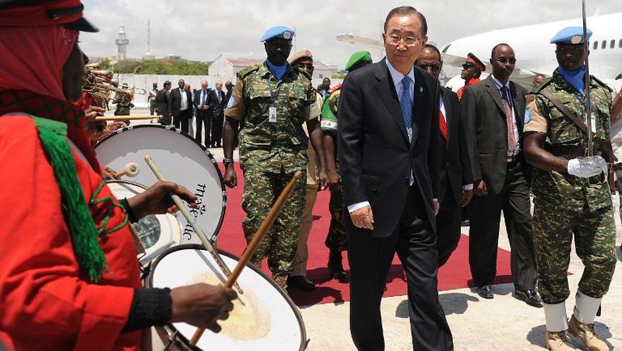 Le secrétaire général de l'ONU Ban Ki-moon (c) passe les troupes somaliennes en revue le 29 octobre 2014 à Mogadiscio