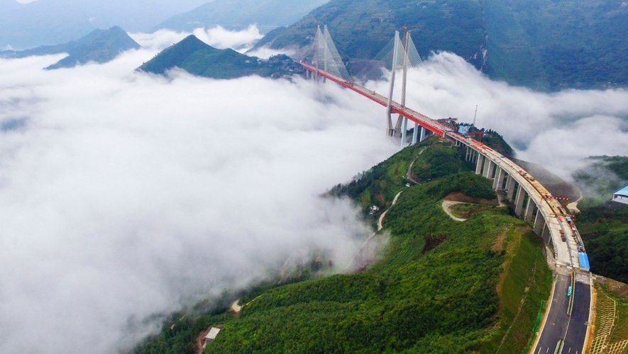 Le pont de la rivière Beipan, dans la province montagneuse du Guizhou (sud-ouest) s'élève à 565 mètres au-dessus du vide, le 10 septembre 2016.