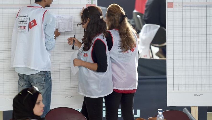 Des agents électoraux procèdent au comptage des bulletins de vote des élections législatives, le 27 octobre 2014 à Tunis