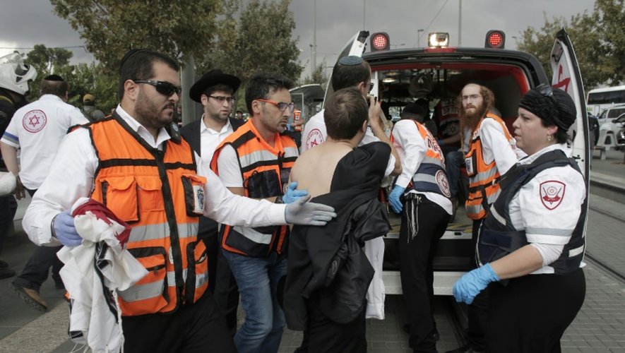 Des secouristes s'occupe d'un Israélien blessé au couteau par un Palestinien, le 30 octobre 2015 à Jérusalem