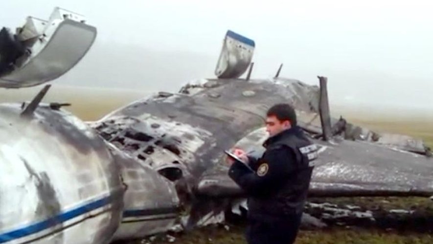 Un enquêteur russe devant l'épave de l'avion du PDG de Total, Christophe de Margerie, sur l'aéroport de Vnoukovo, près de Moscou, le 21 octobre 2014
