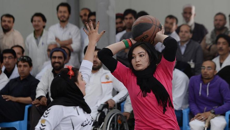 Une joueuse de l'équipe de basket en fauteuil roulant de Kaboul contre l'équipe de  Mazar-i-Sharif en finale de la troisième compétition annuelle organisée par la Croix Rouge internationale à Kaboul le 29 octobre 2014