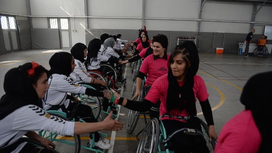 L'équipe de basket en fauteuil roulant de Kaboul contre l'équipe de  Mazar-i-Sharif en finale de la troisième compétition annuelle organisée par la Croix Rouge internationale à Kaboul, en Afghanistan le 29 octobre 2014