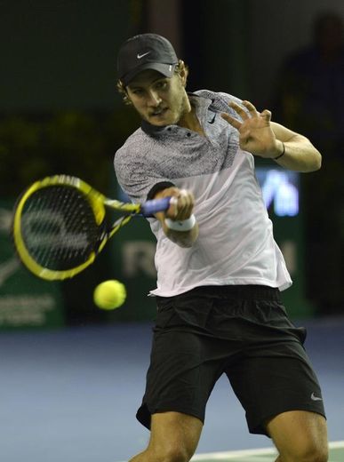 Lucas Pouille retourne la balle au Croate Ivo Karlovic, au Masters 1000 de Paris-Bercy le 28 octobre 2014