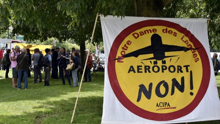 Des opposants à l'aéroport Notre-Dame-des-Landes manifestent près de la cour administrative d'appel de Nantes, le 18 juin 2015