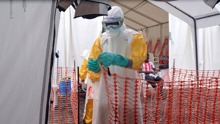 Des agents sanitaires en combinaison de protection dans un centre de traitement Ebola de Médecins sans Frontières, le 27 octobre 2014 à Monrovia, au Liberia