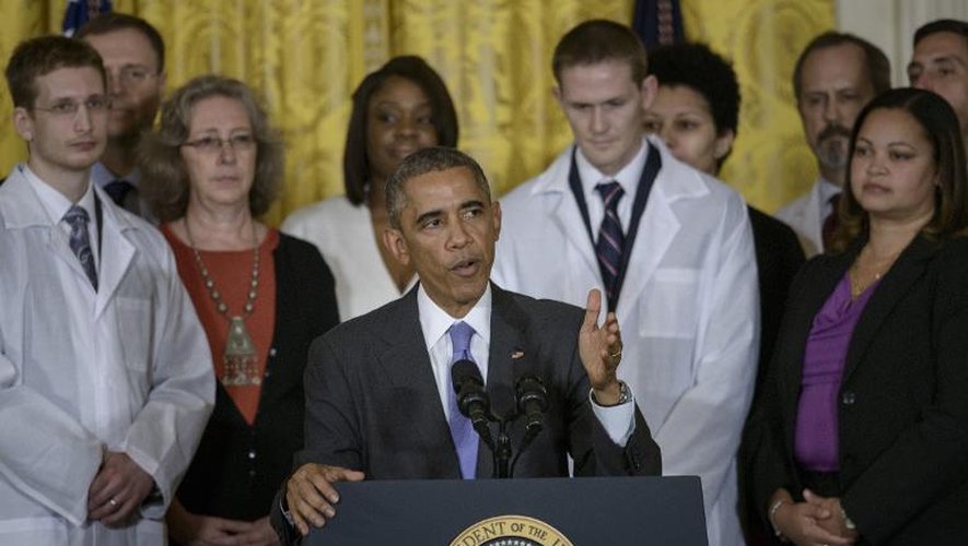 Des personnels médicaux écoutent le président américain Barack Obama saluer les efforts entrepris dans la lutte contre le virus Ebola, le 29 octobre 2014 à la Maison Blanche à Washington