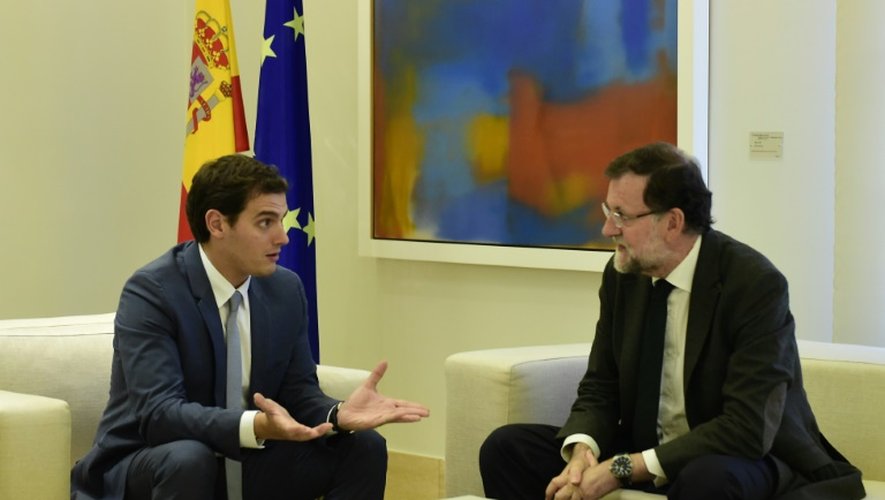 Albert Rivera (g), chef de Ciudadanos, et le Premier ministre espagnol Mariano Rajoy, le 30 octobre 2015, à Madrid