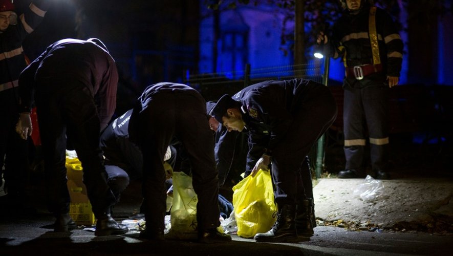 Des policiers recueillent des indices près de la discothèque où s'est produite une explosion, le 31 octobre 2015 à Bucarest, en Roumanie