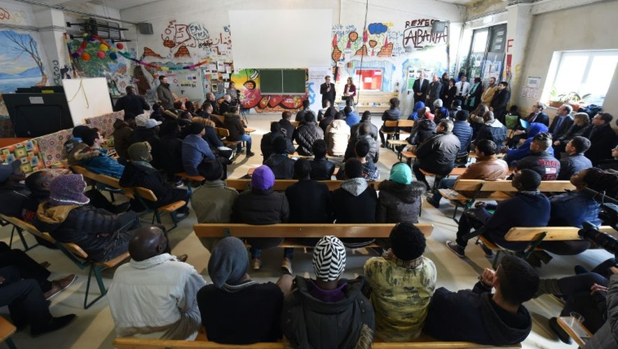 Des réfugiés suivent des cours dans un centre d'accueil le 24 février 2016 à Munich