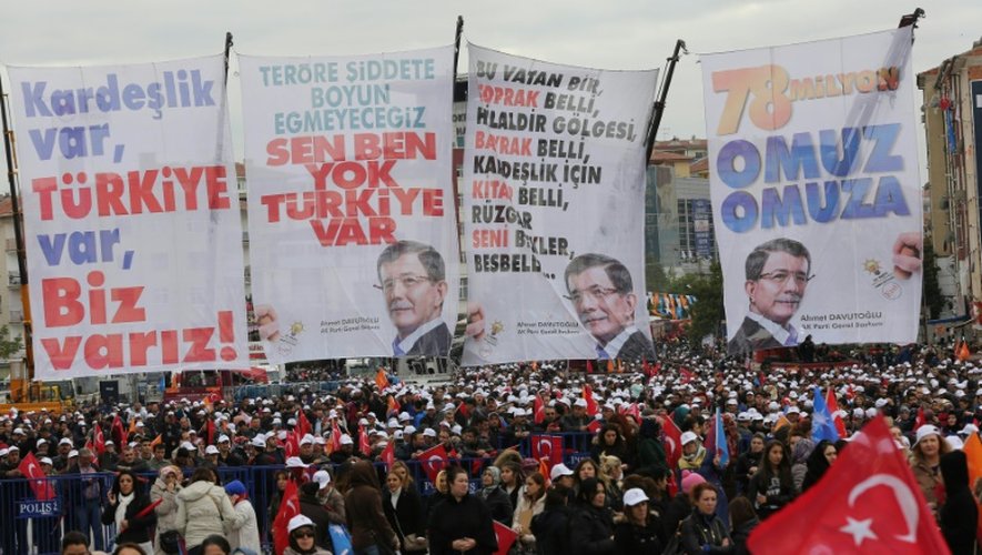 Des partisans du Premier ministre turc Ahmet Davutoglu, lors d'un rassemblement à Ankara, le 31 octobre 2015 à la veille des élections législatives