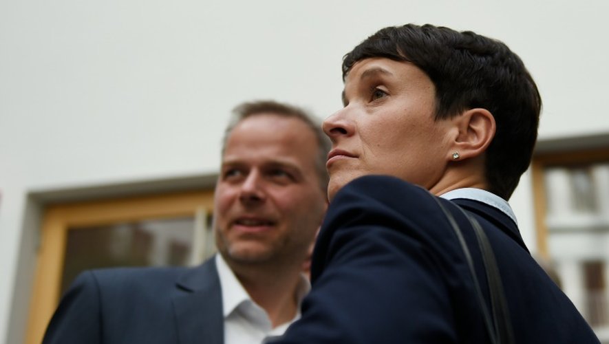 Leif-Erik Holm, candidat de l'AfD et Frauke Petry, dirigeante du parti, à l'issue d'une conférence de presse le 5 septembre 2016 à Berlin
