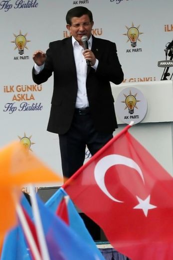 Le Premier ministre turc Ahmet Davutoglu s'adresse à ses partisans lors d'un rassemblement à Ankara, le 31 octobre 2015 à la veille des élections législatives