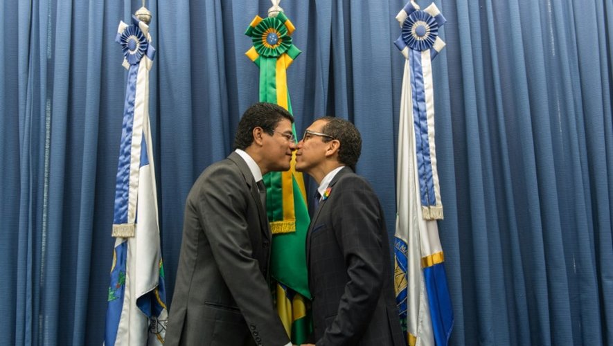 Claudio Nascimento (d), un militant LGBT, et Joao Silva après leur mariage devant la cour de justice à Rio de Janeiro le 8 décembre 2013, lors d'une mariage de masse de 130 couples