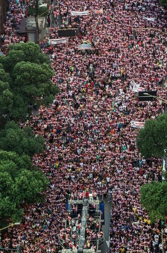 Quelque 300.000 fidèles évangéliques, selon les organisateurs, ont défilé pour la Marche pour Jésus annuelle le 25 mai 2015 à Rio de Janeiro