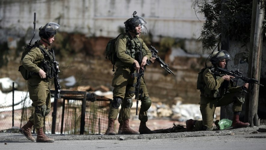 Des soldats israéliens en position lors de heurts avec des Palestiniens, le 30 octobre 2015 à Hébron, en Cisjordanie