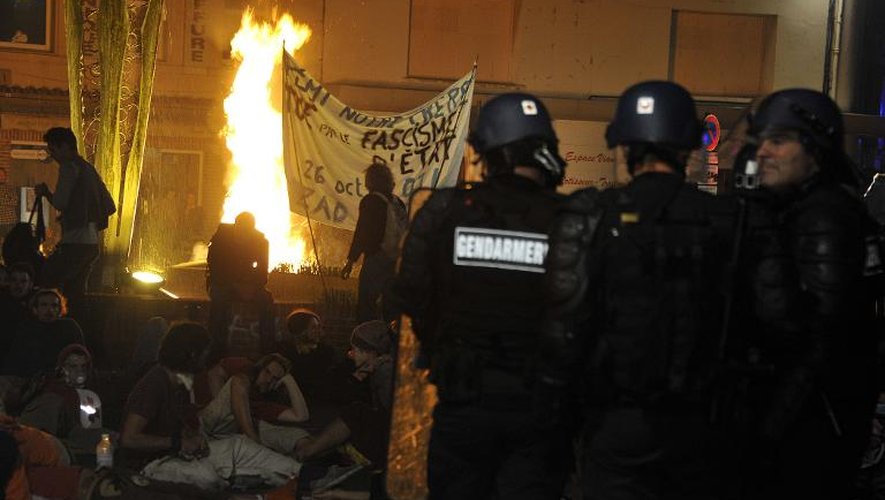 Des gendarmes face à des opposants au barrage de Sivens le 26 octobre 2014 à Gaillac