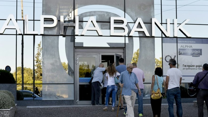 Des personnes attendent pour entrer dans une agence de la banque grecque Alpha Bank, le 20 juillet 2015 à Athènes