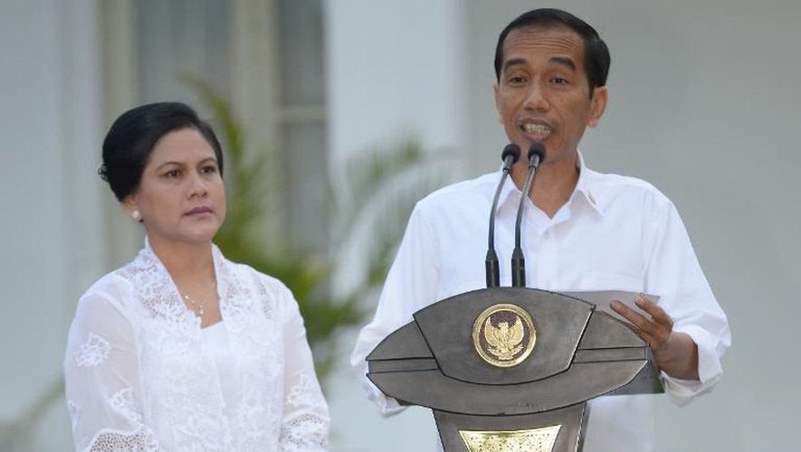 Le président indonésien Joko Widodo dit "Jokowi" présente son nouveau gouvernement, accompagné de sa femme Iriana, au palais présidentiel de Jakarta, le 26 octobre 2014