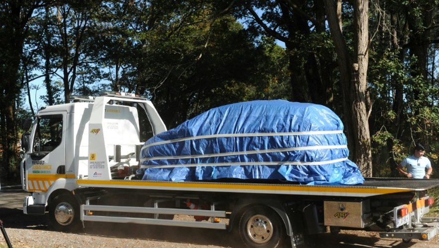 La voiture de l'ex-urgentiste Nicolas Bonnemaison est emmenée sur une dépanneuse, le 31 octobre 2015 à Tosse, dans les Landes