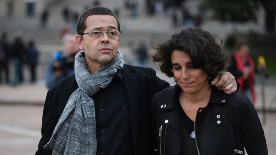 L'ex-urgentiste bayonnais Nicolas Bonnemaison et son épouse Julie quittent le tribunal d'Angers à l'issue de son procès en appel, le 24 octobre 2015