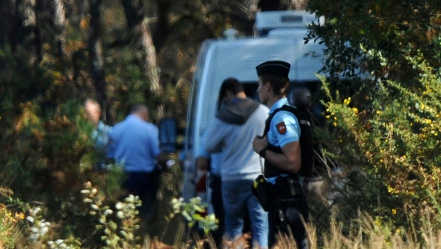 Des policiers sur les lieux où la voiture de l'ex-urgentiste Nicolas Bonnemaison a été trouvée, le 31 octobre 2015 à Tosse, dans les Landes